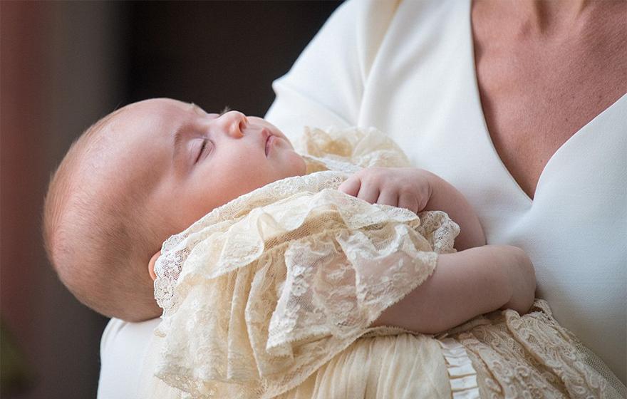 Η Κέιτ Μίντλετον ανέβασε φωτογραφίες από την βάφτιση του 12 εβδομάδων γιου της και είναι ό,τι πιο γλυκό θα δεις σήμερα