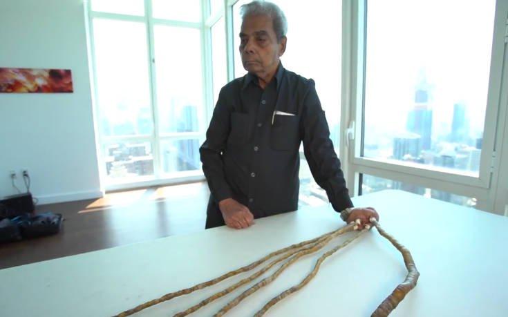 Ινδία: Ο άνθρωπος με τα μακρύτερα νύχια τα έκοψε μετά από 68 χρόνια με τροχό