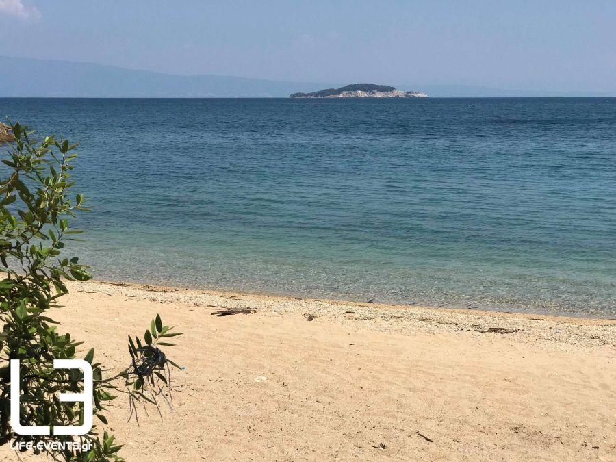 Αυτή είναι η μυστική παραλία που «ενώνει» τη Θεσσαλονίκη με τη Χαλκιδική