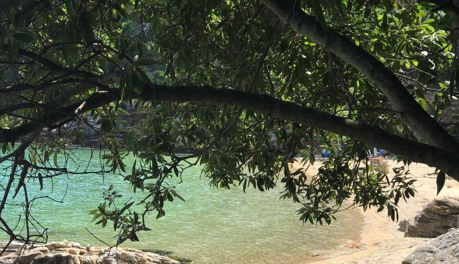 Αυτή είναι η μυστική παραλία που «ενώνει» τη Θεσσαλονίκη με τη Χαλκιδική