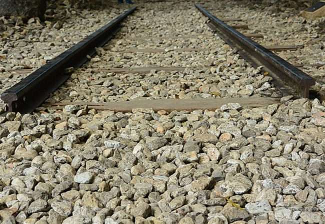 Έχετε αναρωτηθεί ποτέ γιατί υπάρχουν πέτρες δίπλα στις ράγες των σιδηρόδρομων; – Δεν είχαμε ιδέα