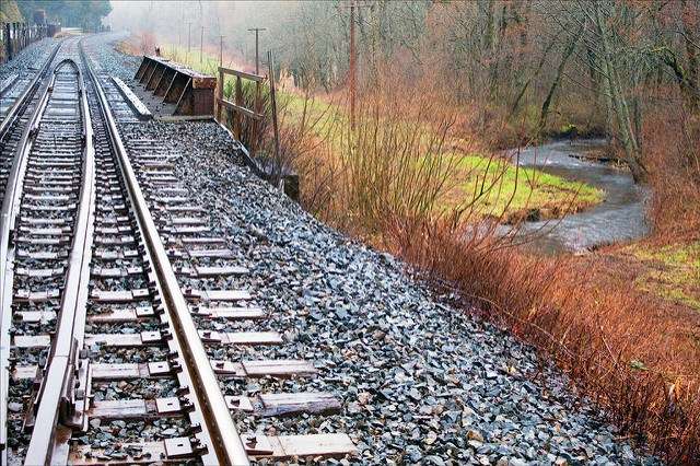 Έχετε αναρωτηθεί ποτέ γιατί υπάρχουν πέτρες δίπλα στις ράγες των σιδηρόδρομων; – Δεν είχαμε ιδέα