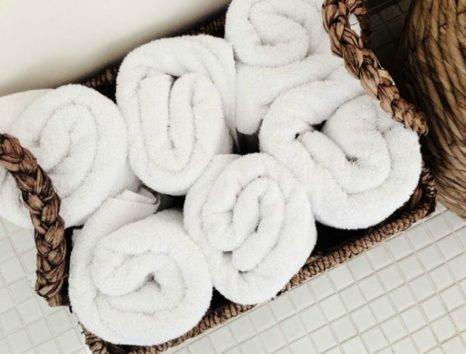 Το φανταστικό τρικ του Λεπτού: Δείτε πώς να Αποθηκεύσετε τις Πετσέτες Μπάνιου!