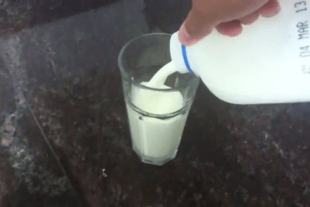 Πως Ένα ποτήρι Γάλα, του άλλαξε όλη τη ζωή…20 χρόνια αργότερα, συμβαίνει κάτι απίθανο…