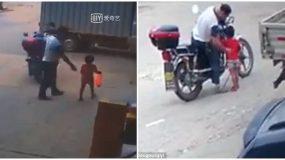 Η σοκαριστική στιγμή που διακινητής ανθρώπων απαγάγει κοριτσάκι 3 ετών ξελογιάζοντάς το με γλυκά και το ανεβάζει στο μηχανάκι του