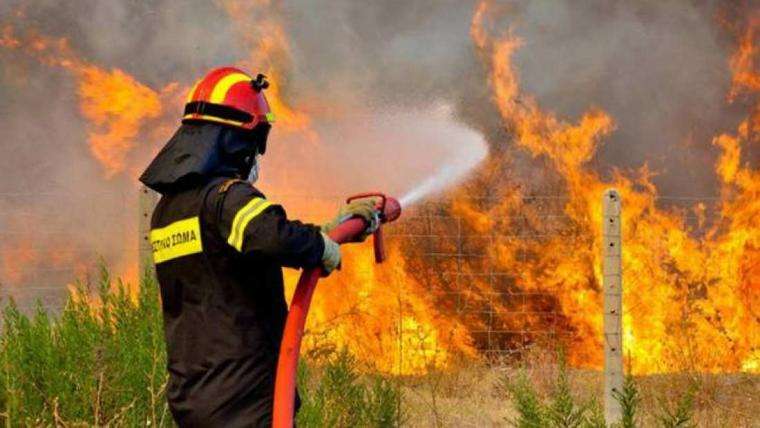 Η φωτογραφία με τα πληγωμένα χέρια ήρωα πυροσβέστη της Κινέτας που έσωσε ζωές συγκλονίζει!