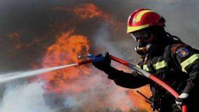 Επάγγελμα πυροσβέστης: Οι «ταβλαδόροι» που νιώθουν τις τελευταίες ανάσες της γης να λιώνουν στις μπότες τους
