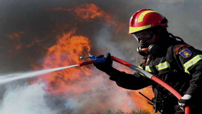 Επάγγελμα πυροσβέστης: Οι «ταβλαδόροι» που νιώθουν τις τελευταίες ανάσες της γης να λιώνουν στις μπότες τους