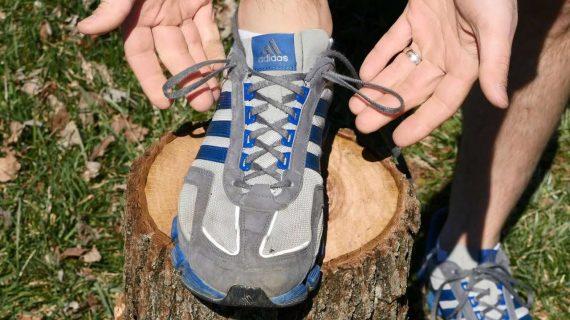 Το γνωρίζατε;Αυτός είναι ο λόγος που υπάρχει μια επιπλέον τρύπα ψηλά στα αθλητικά παπούτσια!