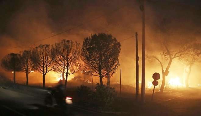 Φωτιές στην Αττική: Πάνω από 24 οι νεκροί, 118 τραυματίες και 8 μέτωπα που μαίνονται ανεξέλεγκτα
