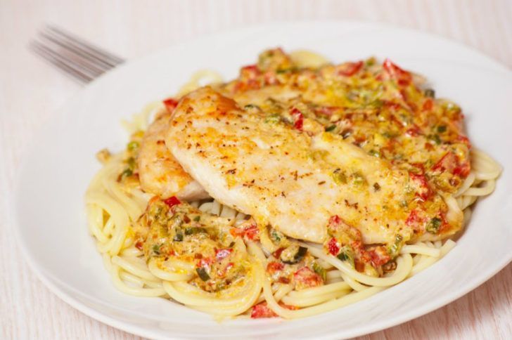 Λαχταριστό κοτόπουλο φιλέτο με κρεμώδη σάλτσα λαχανικών