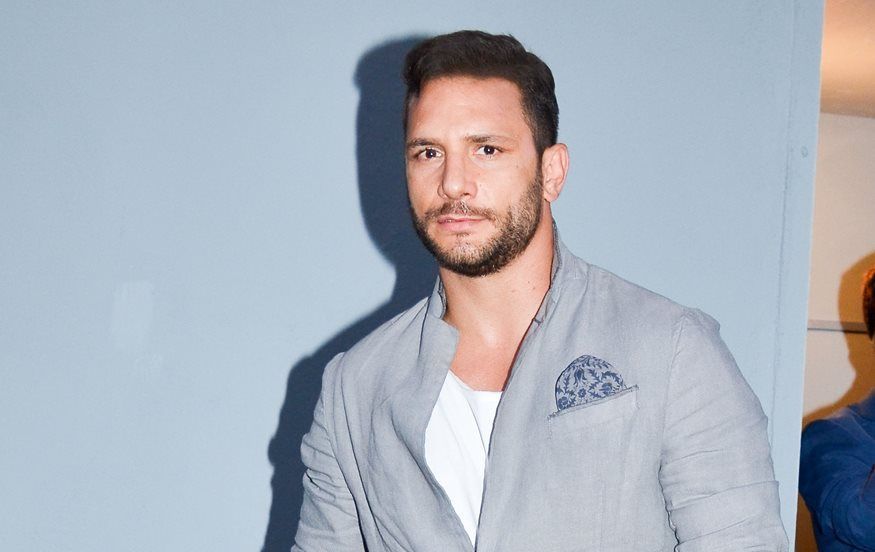 Μπορείτε να αναγνωρίζετε τον μπόμπιρα της φωτογραφίας; Είναι πασίγνωστος Έλληνας ηθοποιός!