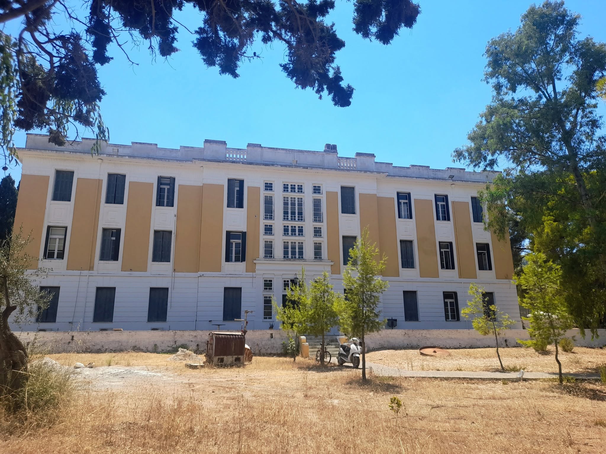 Σπέτσες: Το ελληνικό νησί που κάθε Σεπτέμβρη βουλιάζει από κόσμο