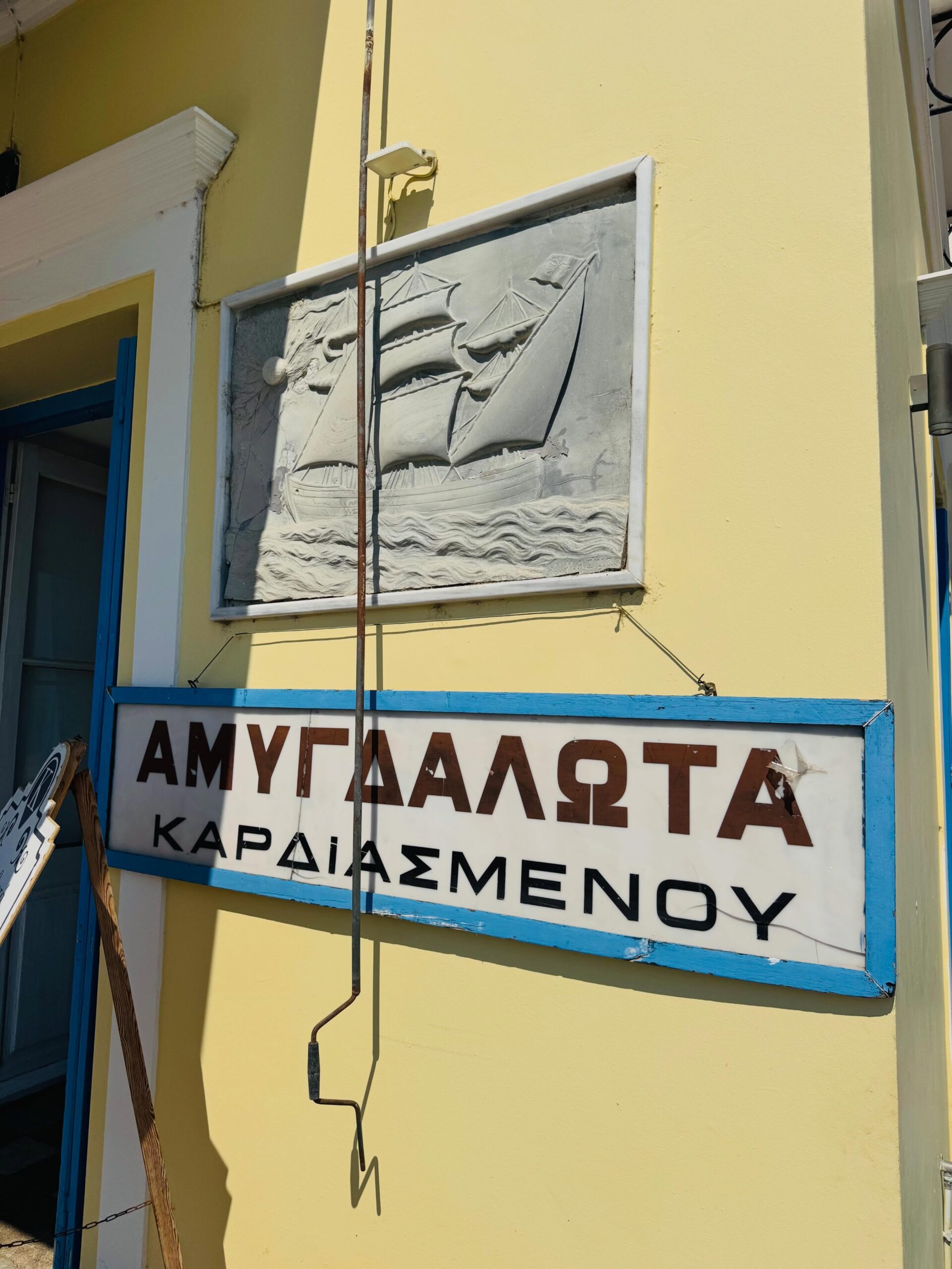 Σπέτσες: Το ελληνικό νησί που κάθε Σεπτέμβρη βουλιάζει από κόσμο