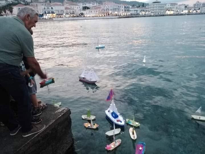 Σπέτσες: Το ελληνικό νησί που κάθε Σεπτέμβρη βουλιάζει από κόσμο