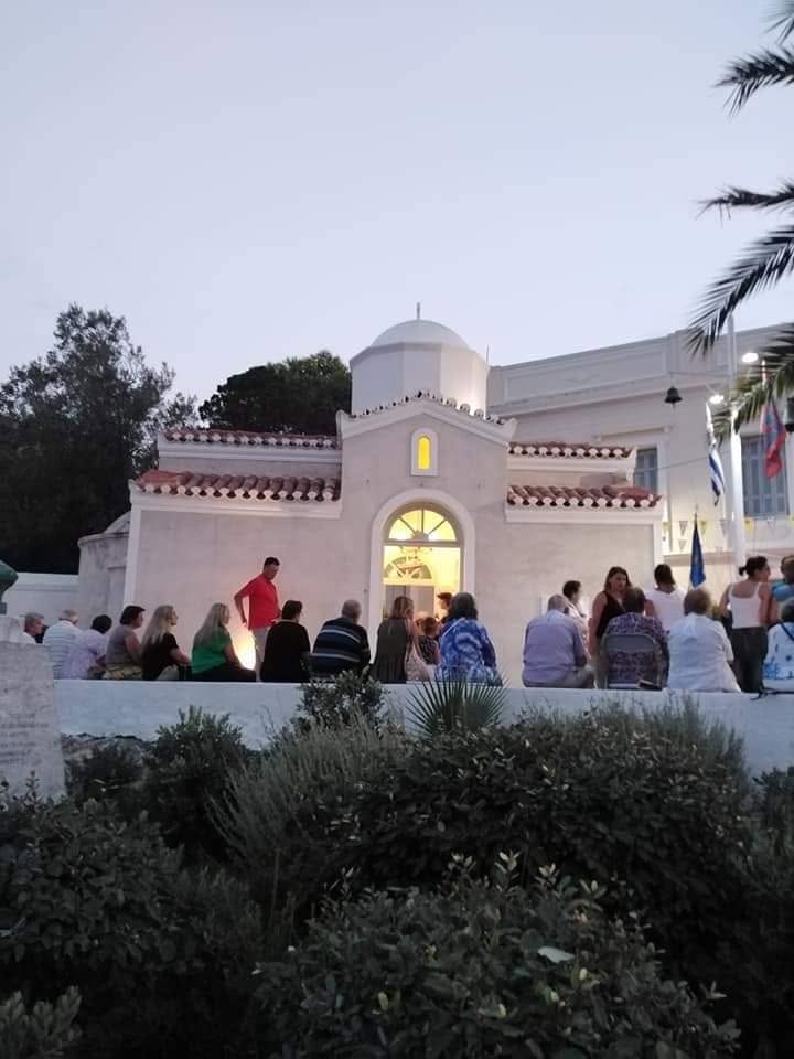 Σπέτσες: Το ελληνικό νησί που κάθε Σεπτέμβρη βουλιάζει από κόσμο