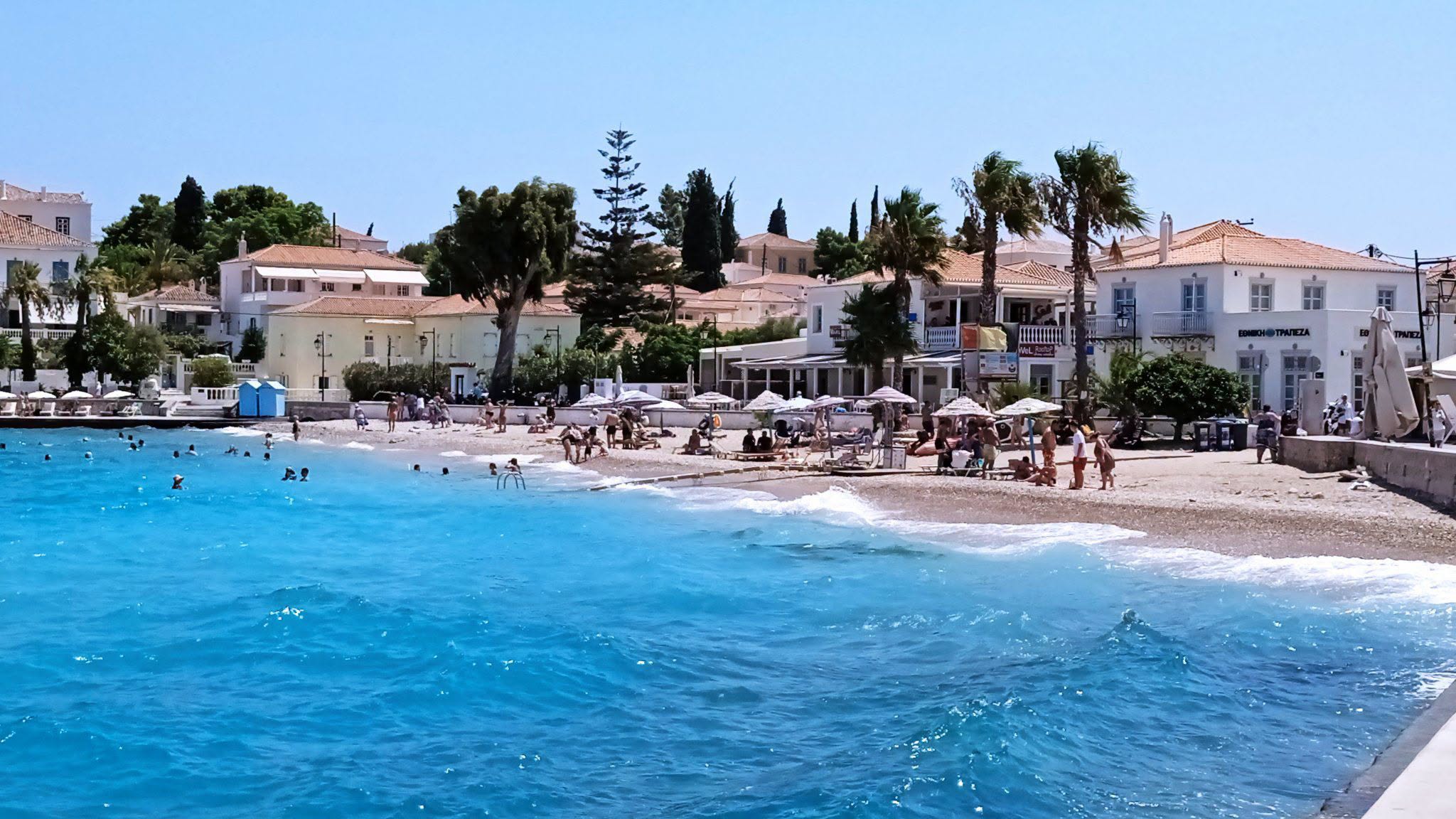 Σπέτσες: Το ελληνικό νησί που κάθε Σεπτέμβρη βουλιάζει από κόσμο