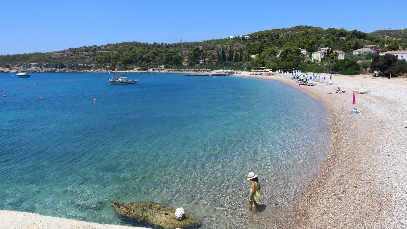 Σπέτσες: Το ελληνικό νησί που κάθε Σεπτέμβρη βουλιάζει από κόσμο