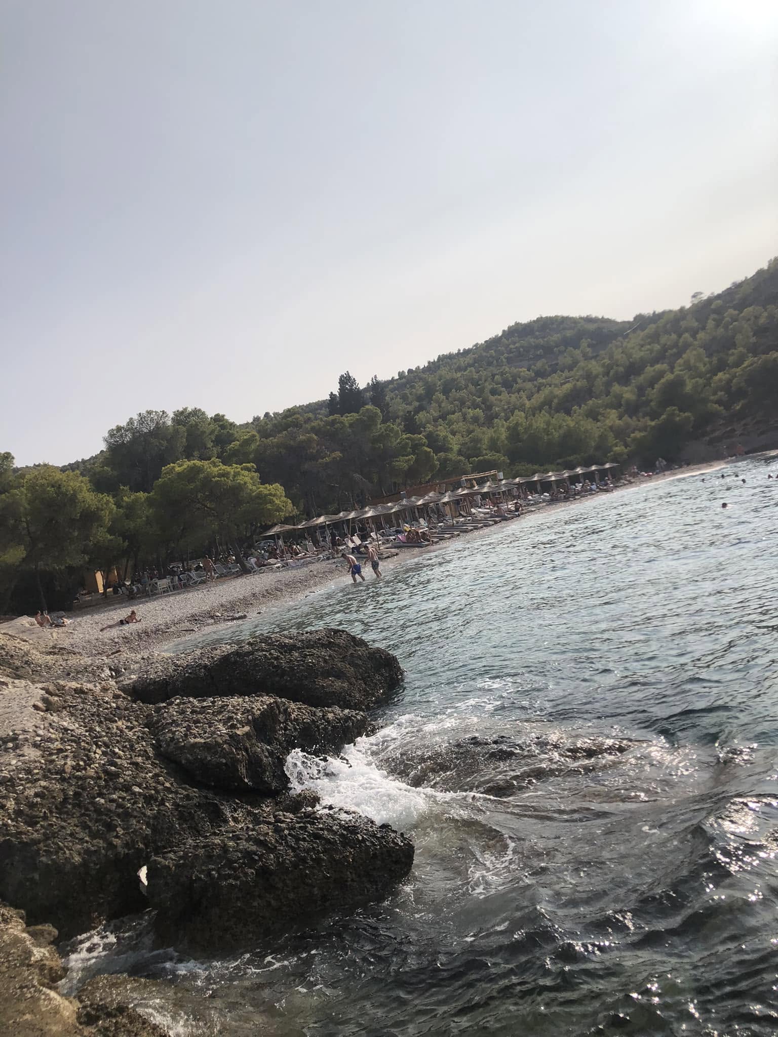 Σπέτσες: Το ελληνικό νησί που κάθε Σεπτέμβρη βουλιάζει από κόσμο