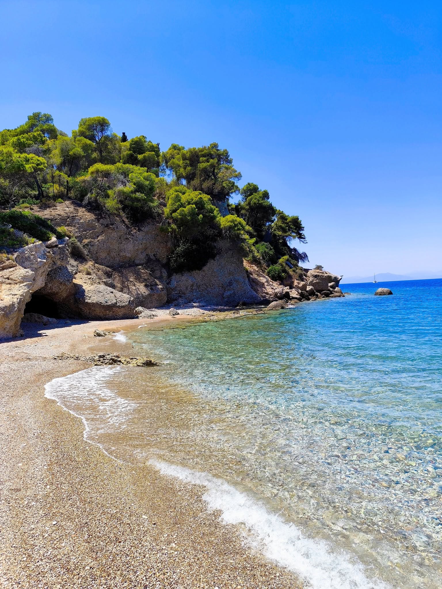 Σπέτσες: Το ελληνικό νησί που κάθε Σεπτέμβρη βουλιάζει από κόσμο