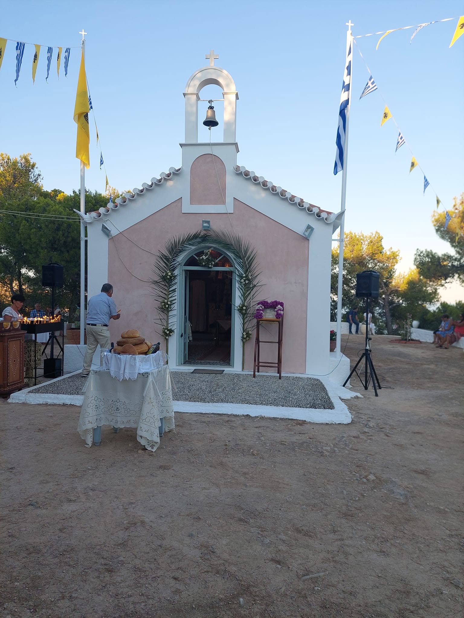 Σπέτσες: Το ελληνικό νησί που κάθε Σεπτέμβρη βουλιάζει από κόσμο