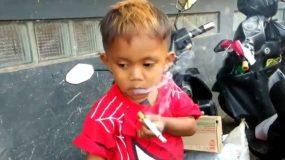 Το αγοράκι αυτό είναι μόλις δύο ετών και καπνίζει 40 τσιγάρα την ημέρα