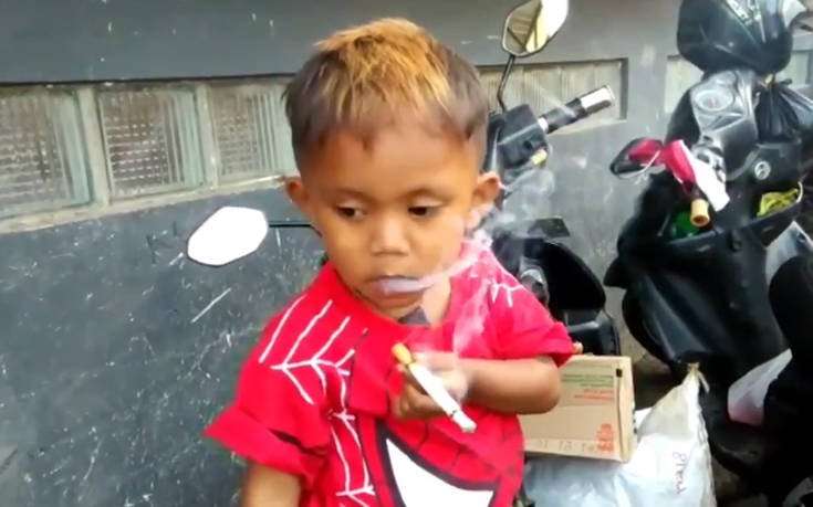 Το αγοράκι αυτό είναι μόλις δύο ετών και καπνίζει 40 τσιγάρα την ημέρα