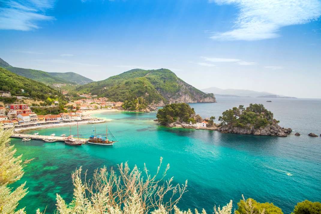 Η Καραϊβική της Ελλάδας: Σε αυτό το πολύχρωμο καρτ ποστάλ με τις εξωτικές παραλίες έρχεσαι οδικώς