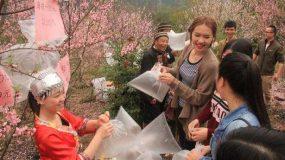 Κινέζοι πουλούν σακούλες με «καθαρό αέρα» του βουνού σε κατοίκους των αστικών κέντρων και σε άλλους επισκέπτες και θησαυρίζουν