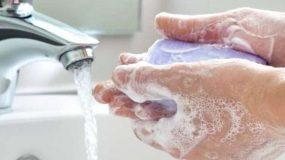 Τελικά, πρέπει να πλένουμε τα χέρια μας με κρύο ή ζεστό νερό;