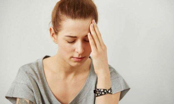 γυναίκα-με-πονοκέφαλο- γυναίκα-με-πονοκέφαλο-