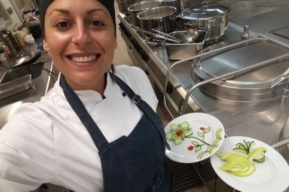 Πάτρα:  σπουδάστρια μαγειρικής με τα πιάτα της δίνει χαρά σε ασθενείς νοσοκομείου (pics)