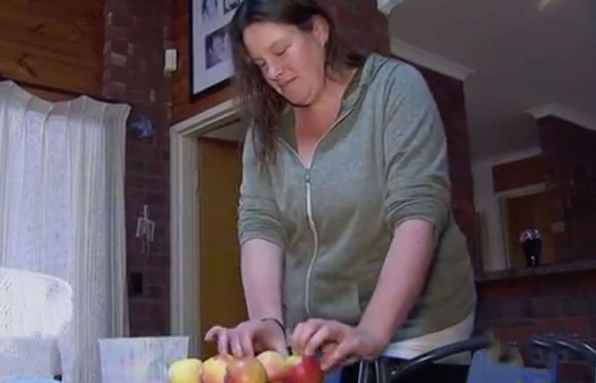 Σοκαριστικό! Μητέρα βρήκε καρφί μέσα σε μήλο λίγο πριν το φάνε τα παιδιά της!