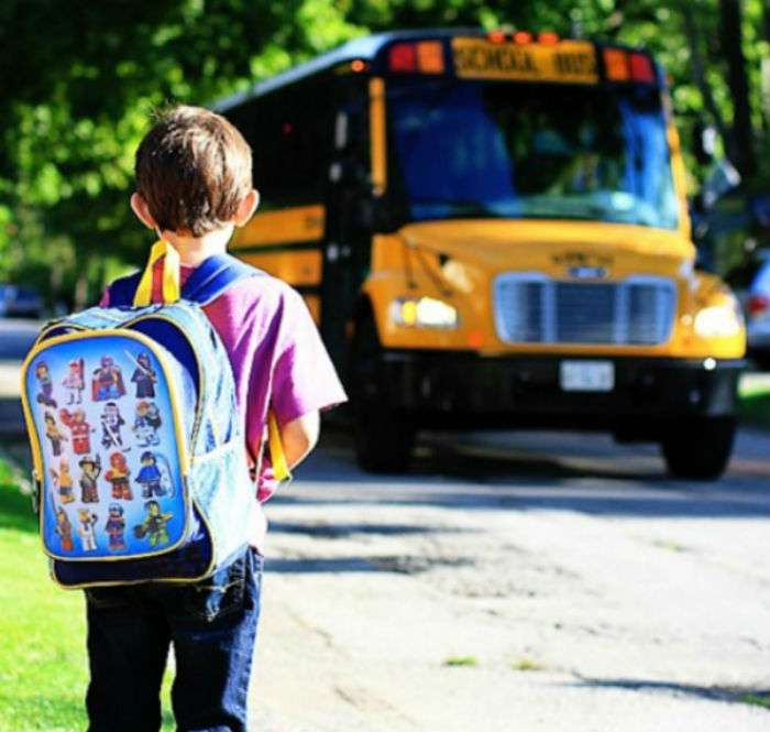 Σχολικό λεωφορείο: 3+1 κανόνες που πρέπει να γνωρίζουν τα παιδιά για τη μετακίνησή τους