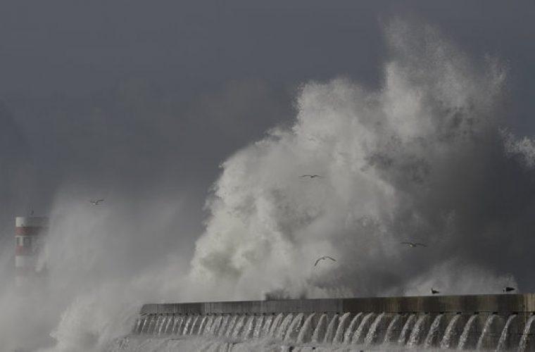 Ανέμους 12 μποφόρ και ισχυρές βροχές φέρνει ο μεσογειακός κυκλώνας