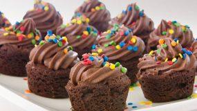 Μίνι σοκολατένια cupcakes για το παιδικό πάρτι!