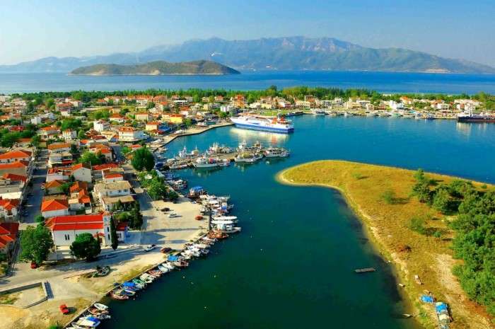 Αυτό είναι Το άγνωστο ελληνικό χωριό όλο παραλία που μπαίνει ένα χιλιόμετρο στη θάλασσα!