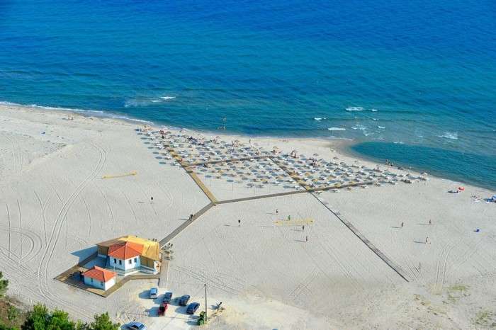 Αυτό είναι Το άγνωστο ελληνικό χωριό όλο παραλία που μπαίνει ένα χιλιόμετρο στη θάλασσα!