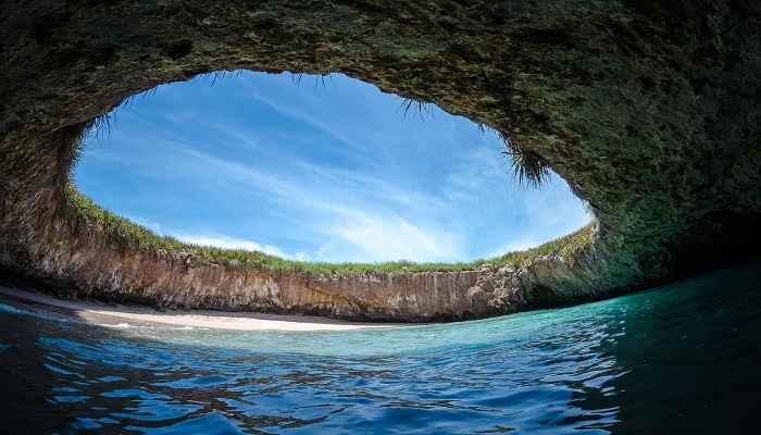 Μία από τις πιο εντυπωσιακές παραλίες στον κόσμο υπάρχει καλά κρυμμένη σε ένα απομακρυσμένο μέρος