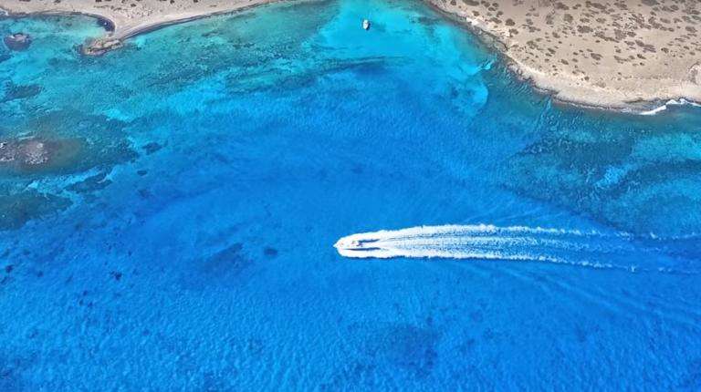 Tο μικροσκοπικό, γραφικό ελληνικό νησάκι με το κεδρόδασος, τα αμέτρητα κοχύλια, τα γαλάζια νερά και τις απέραντες αμμουδιές