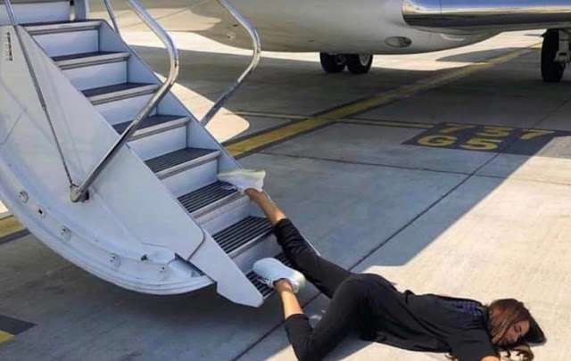 Ναταλία Γερμανού πεσμένη στα σκαλοπάτια αεροπλάνου: Τι συνέβη;