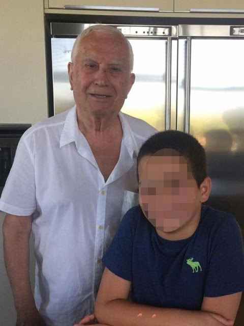 Ο αγαπημένος ηθοποιός Νίκος Ξανθόπουλος ποζάρει στα 84 του με τον εγγονό του και είναι ένας τρισευτυχισμένος παππούς
