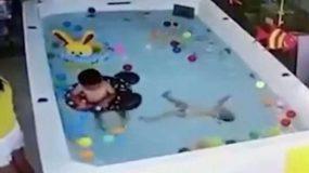Σοκαριστικό: Μάνα παίζει με το κινητό, ξεχνάει στην πισίνα το μωρό που πνίγεται