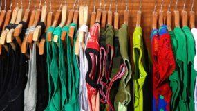 Τρία βήματα για σωστό μάζεμα των καλοκαιρινών ρούχων