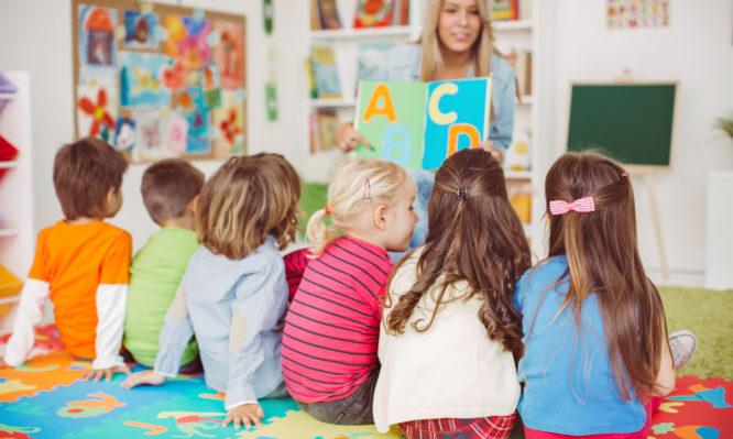Τα παιδάκια που πάνε σε παιδικό σταθμό αντί να μένουν στο σπίτι, έχουν περισσότερες κοινωνικές δεξιότητες και καλύτερη συμπεριφορά