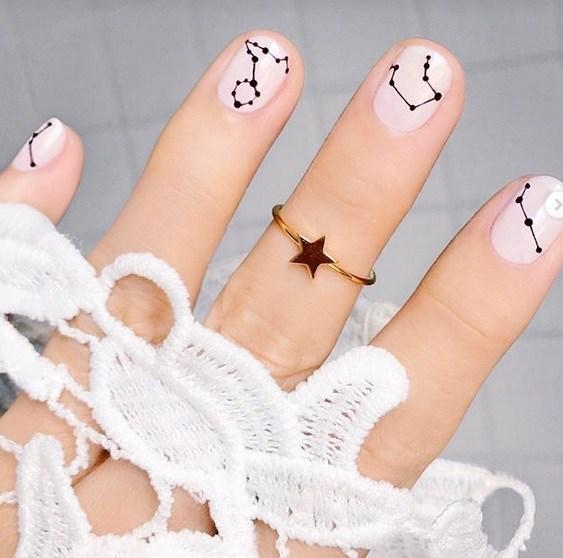 Η νέα τάση στα νύχια είναι το...astrology manicure!