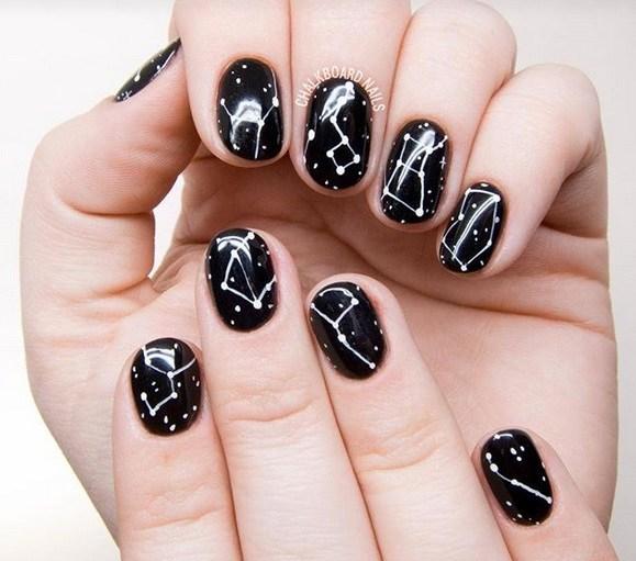 Η νέα τάση στα νύχια είναι το...astrology manicure!