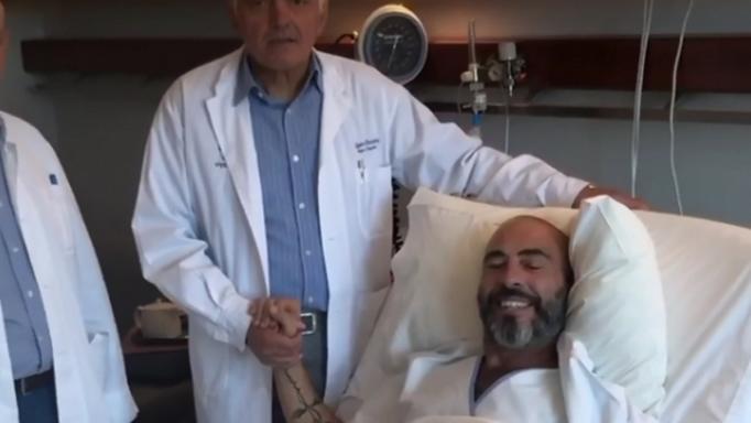 Συγκινεί ο Βαλάντης από το κρεβάτι του νοσοκομείου μετά την επέμβαση αφαίρεσης όγκου [vid]