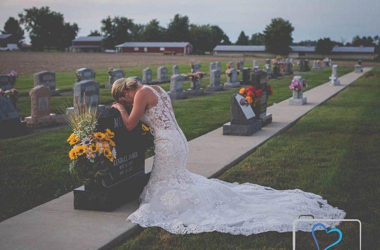Γυναίκα φωτογραφίζεται με το νυφικό στον τάφο του αγαπημένου της την ημέρα που θα παντρεύονταν (εικόνες)