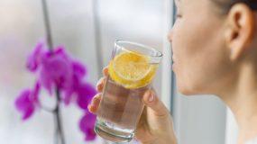 Νερό με λεμόνι: Βοηθάει τελικά στην καύση λίπους; Τι λένε οι επιστήμονες…